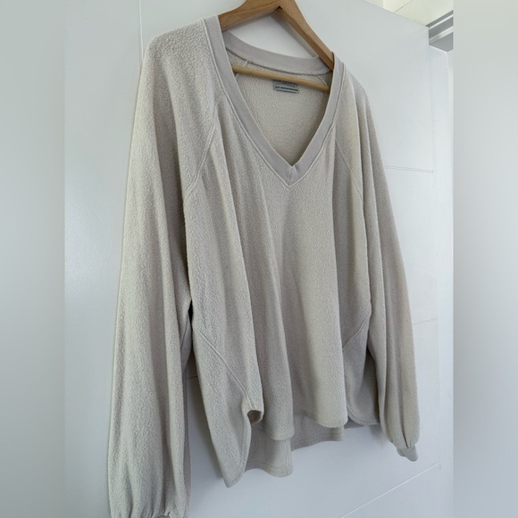 Urban Outfitters O/S Sweater, size medium. - Picture 2 of 8